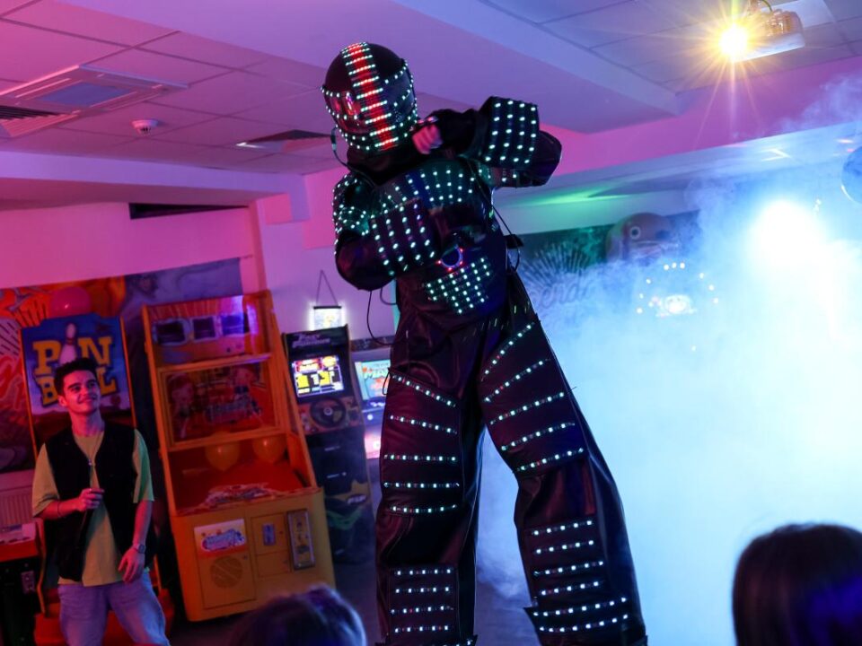 Petreceri copii - Petreceri tematice pentru copii: Dance, Survivor sau Glow Party — cum alegi? 14 Loc petreceri copii București cu ring de dans și zonă de jocuri
